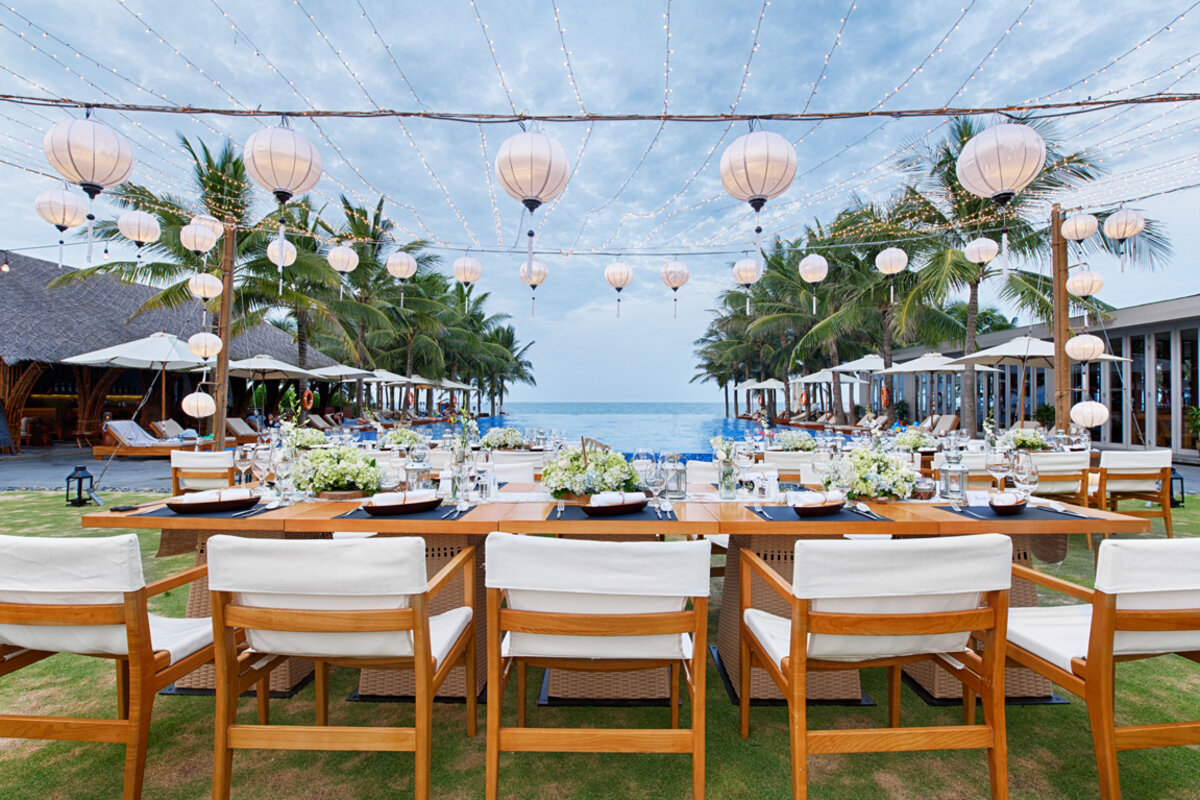 Outdoor dinner at Naman Retreat
